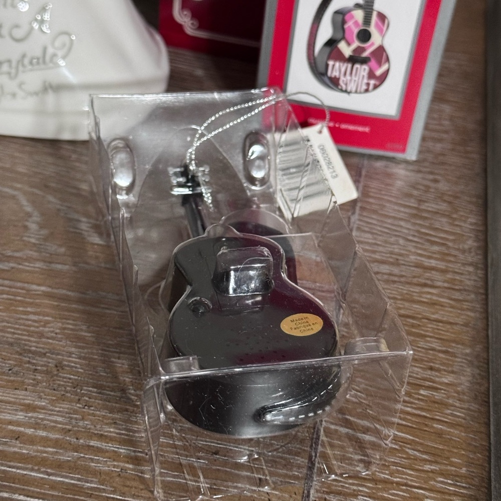 Taylor Swift RED Musical Guitar Vintage Christmas Ornament NEW - Picture 4 of 5